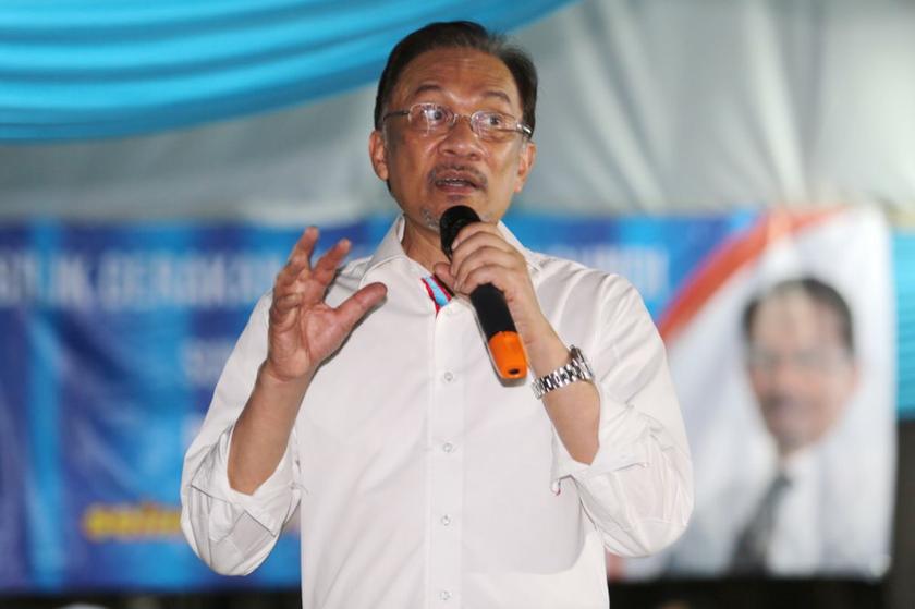 Anwar speaking during the launch of PKRu00e2u20acu2122s election operations centre at Kampung Sungai Sekamat in Kajang on February 19, 2014. u00e2u20acu201d Picture by Choo Choy May
