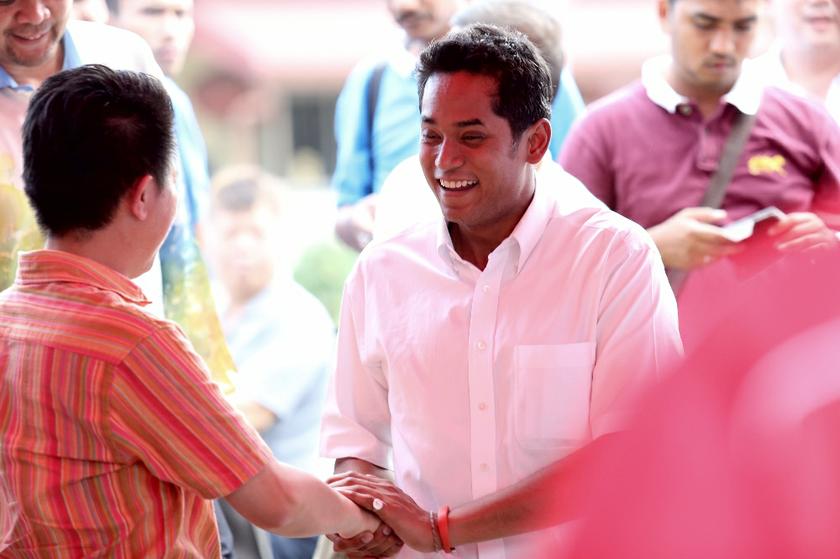Khairy Jamaluddin arriving at the launch of the MCA Kajang operations centre at Taman Berjaya in Kajang, on February 16, 2014. u00e2u20acu201d Picture by Saw Siow Feng 