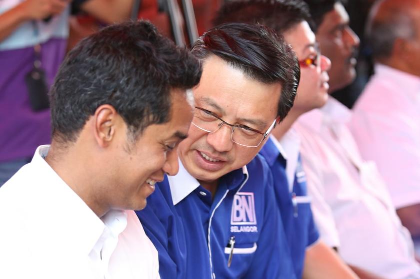 Datuk Seri Liow Tiong Lai speaks (centre) speaks to Khairy Jamaluddin during the launch of MCA Kajang operations centre at Taman Berjaya in Kajang, on February 16, 2014. u00e2u20acu201d Picture by Saw Siow Feng n