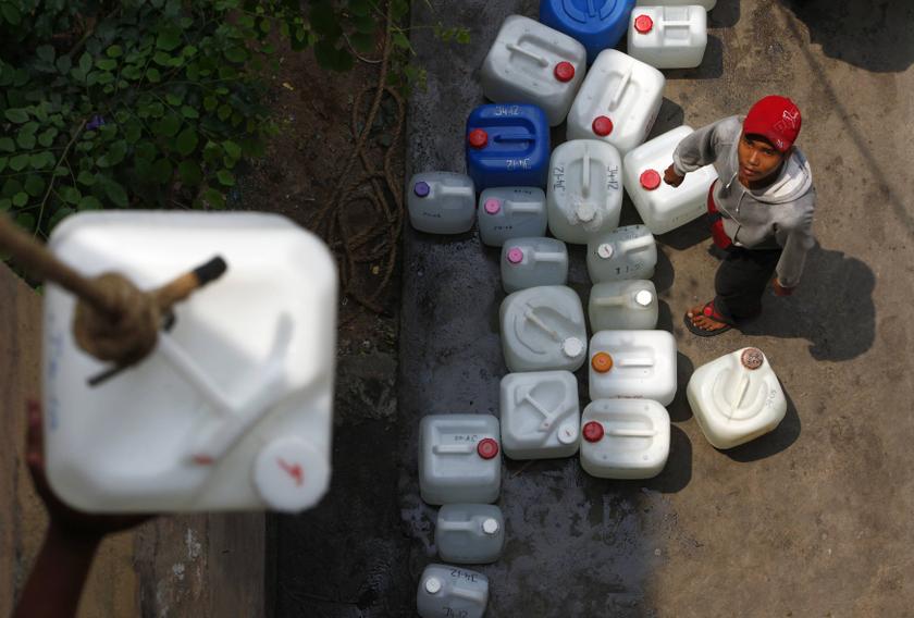 Residents of Taman Setia Balakong lift containers of water at Taman Setia Balokong, outside Kuala Lumpur, February 25, 2014. u00e2u20acu201d Reuters pic