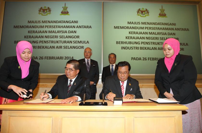 The MoU between the political rivals was signed by Selangor Mentri Besar Tan Sri Khalid Ibrahim (right) and Energy, Water and Green Technology Minister Datuk Seri Dr Maximus Ongkili. u00e2u20acu201d Picture courtesy of Selangor Mentri Besaru00e2u20acu2122s office