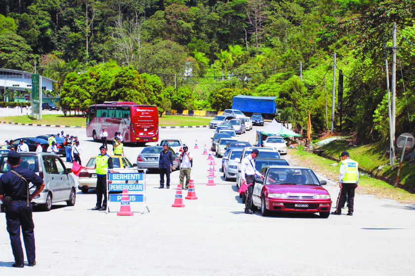 Vehicles heading to and from Genting Highlands are stopped at the Genting Sempah-Genting Highlands turning. u00e2u20acu201d Picture by Puqtra Hairry