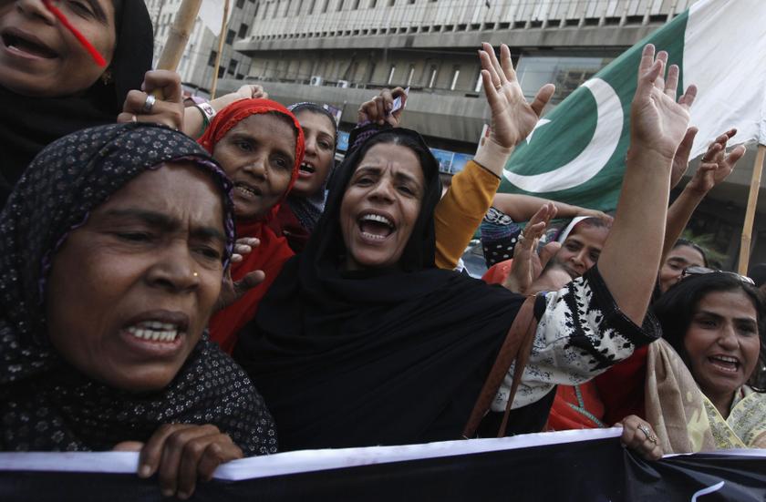 Women supporters of political party Pakistan Peopleu00e2u20acu2122s Party (PPP) chant slogans during a protest to condemn the killings of three polio vaccination workers, in Karachi January 22, 2014. u00e2u20acu201d Reuters pic