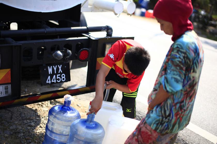 Residents collect water from a tank truck at Hulu Langat district outside Kuala Lumpur February 18, 2014. u00e2u20acu201d Reuters pic