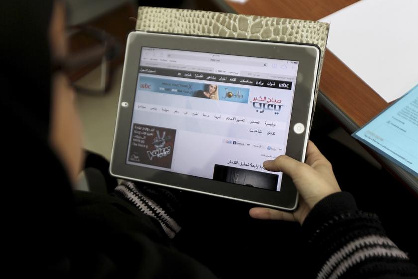 A Saudi woman explores a website on her tablet in Riyadh February 11, 2014. u00e2u20acu201d Reuters pic
