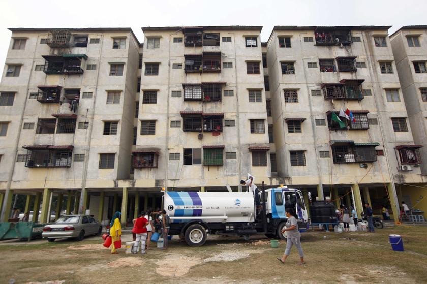 Residents of Taman Setia Balakong collect water from a water tanker in Balakong, outside Kuala Lumpur, February 24, 2014.  u00e2u20acu201d Reuters pic 