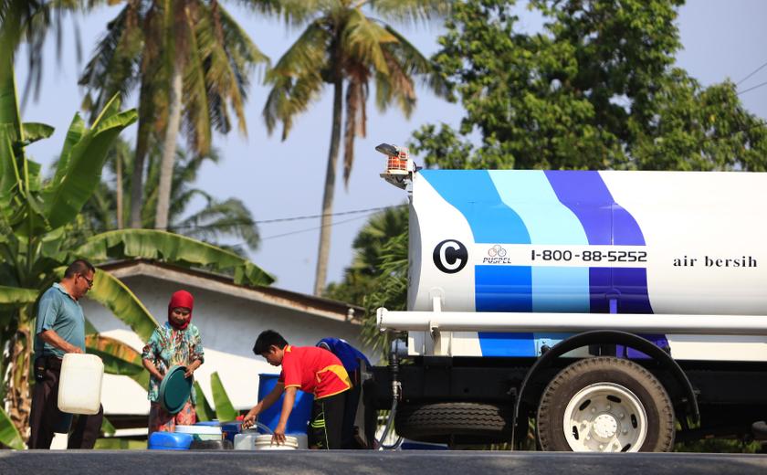 Residents collect water from a tank truck at Hulu Langat district outside Kuala Lumpur February 18, 2014. u00e2u20acu201d Reuters pic