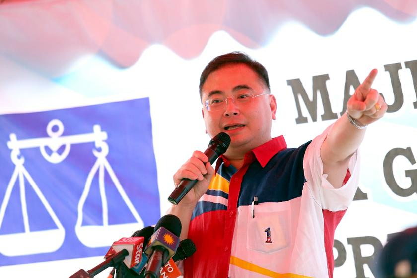 MCA deputy president Datuk Wee Ka Siong speaks during the launch of MCA Kajang ops centre at Taman Berjaya in Kajang, on February 16, 2014. u00e2u20acu201d Picture by Saw Siow Feng 