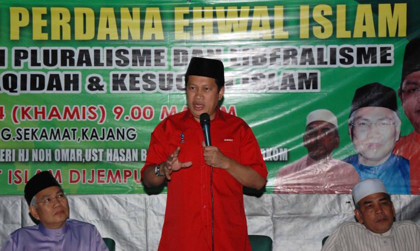 Deputy Finance Minister Datuk Ahmad Maslan gives a speech at the religious forum held at Kampung Sungai Sekamat last night. u00e2u20acu201d Picture by Mohd Yusof Mat Isa