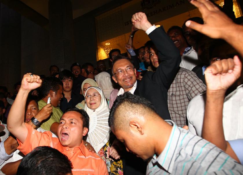 Datuk Seri Anwar Ibrahim waves to his supporters outside the court in Putrajaya March 7, 2014. u00e2u20acu201d Picture by Saw Siow Feng 