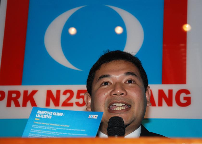 Rafizi Ramli with PKRu00e2u20acu2122s postcard-concept Manifesto in Kajang, March 12, 2014. u00e2u20acu201d Picture by Yusof Mat Isa  