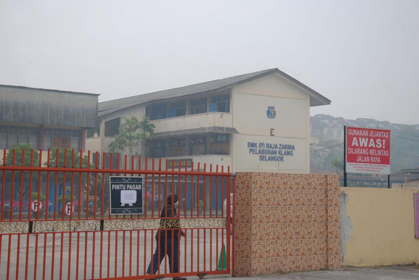 SMK (P) Raja Zarina is pictured in Port Klang March 14, 2014 after the school was forced to close due to the haze. u00e2u20acu201d Picture by Mohd Yusof Mat Isa