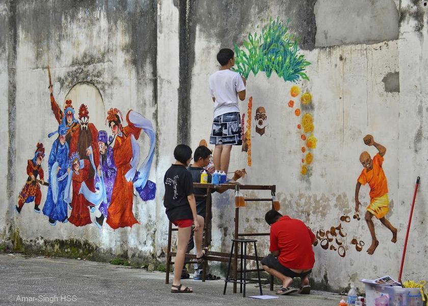 Ipoh street artist Eric Lai, of Bercham art studio ArtGene Studio, working with young people Supplied pic for story by Datou00e2u20acu2122 Dr Amar-Singh HSS and Datin Dr Lim Swee Im