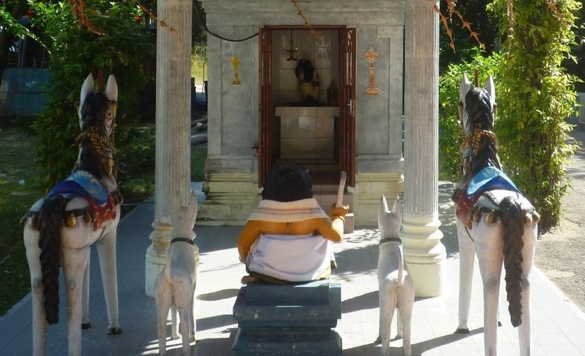 Dewa Maduraiveeran kelihatan di sebuah kuil kecil. ― Picture by Uthaya Sankar SB