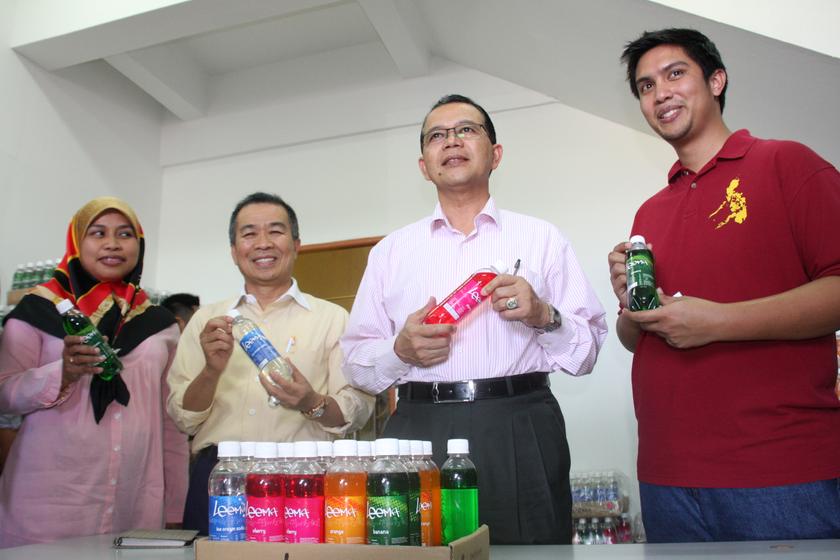 Deputy International Trade and Industry Minister Ir Hamim Samuri (second right) examining Sarawak-made carbonated soft drinks.