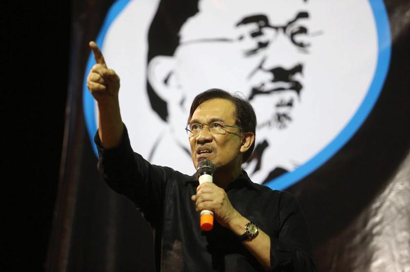 Datuk Seri Anwar Ibrahim speaks to the crowd at the launch of Reformasi 2.0 at the Kajang Stadium, March 21, 2014. u00e2u20acu201d Picture by Choo Choy May