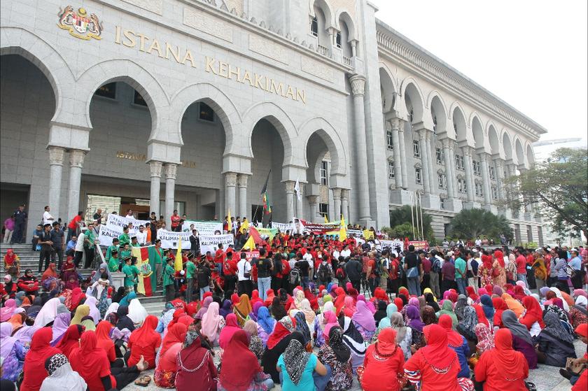 Muslims gather at the Federal Court in Putrajaya March 5, 2014 ahead of a decision on the u00e2u20acu02dcAllahu00e2u20acu2122 issue. u00e2u20acu201d Picture by Saw Siow Feng