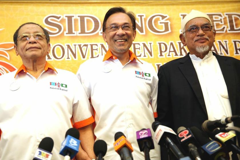 Lim Kit Siang, Anwar Ibrahim and Hadi Awang at Pakatan Rakyatu00e2u20acu2122 s fifth national convention at Setia City Convention Centre in Shah Alam March 8, 2014 Saw Siong Feng