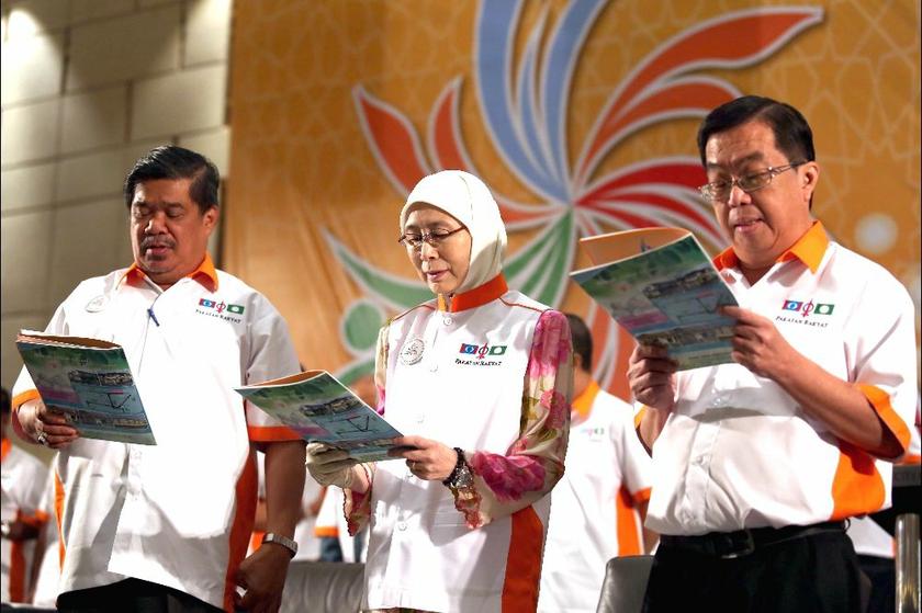 Haji Mohamad Sabu, Datuk Seri Dr Wan Azizah and Tan Kok Wai sing the Pakatan song at Pakatan Rakyatu00e2u20acu2122s fifth national convention at Setia City Convention Centre in Shah Alam March 8, 2014 Saw Siong Feng