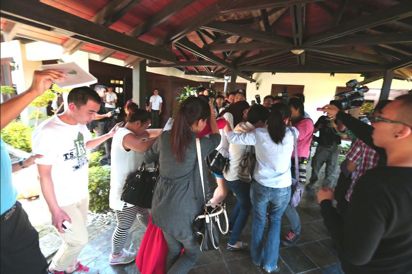Family members of passengers on board the missing Malaysia Airlines flight MH370 from Beijing getting caught in a crush of photographers and cameramen at Cyberview Lodge Hotel, in Putrajaya March 11, 2014. u00e2u20acu201d Picture by Saw Siow Feng