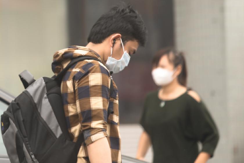 Pedestrians wearing face masks while walking around on a hazy day in Klang, on March 14, 2014. u00e2u20acu201d Picture by Saw Siow Feng