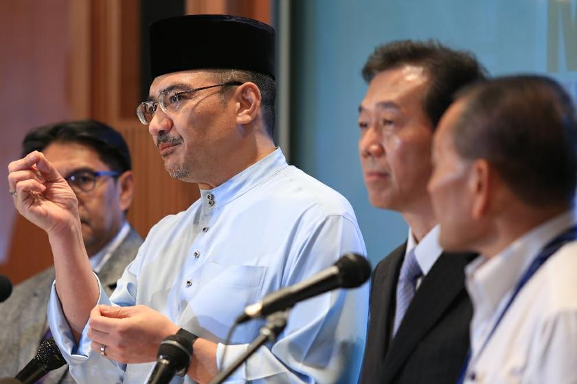 Acting Minister of Transport Datuk Seri Hishammuddin Hussein (second left) speaks at the daily MH370 press conference at Sama Sama Hotel, on March 21, 2014. u00e2u20acu201d Picture by Saw Siow Feng