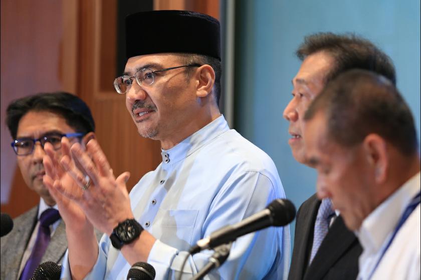 Acting Minister of Transport Datuk Seri Hishammuddin Hussein (second left) speaks at the daily MH370 press conference at Sama Sama Hotel, on March 21, 2014. u00e2u20acu201d Picture by Saw Siow Feng