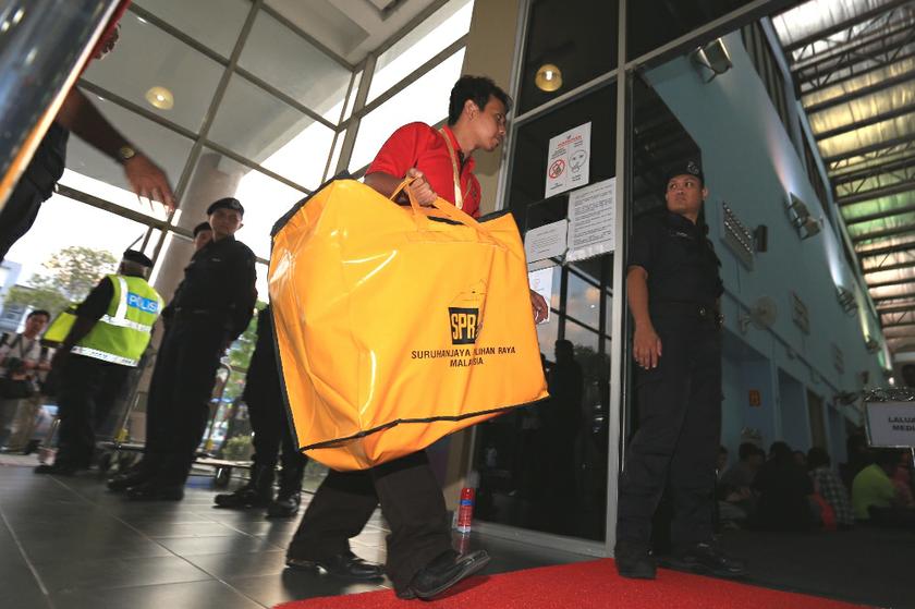 An SPR officer carries a ballot box as he enters the Bandar Baru Bangi Stadium MPKJ, Kajang March 23, 2014. u00e2u20acu201d Picture by Saw Siow Feng