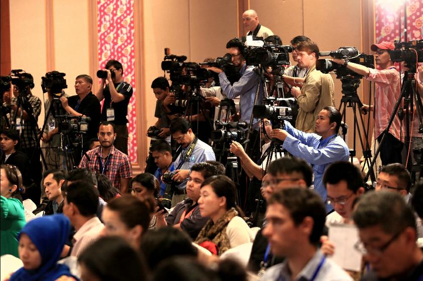 The local and foreign media at the daily MH370 press conference at the PWTC in Kuala Lumpur, on March 28, 2014. u00e2u20acu201d Picture by Saw Siow Feng