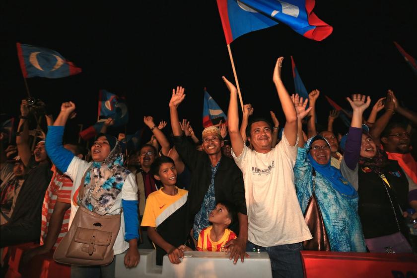 Supporters of Datin Seri Wan Azizah cheer at MPKJ while waiting to meet her after her Kajang by-election win, March 23, 2014. u00e2u20acu201d Picture by Saw Siow Feng
