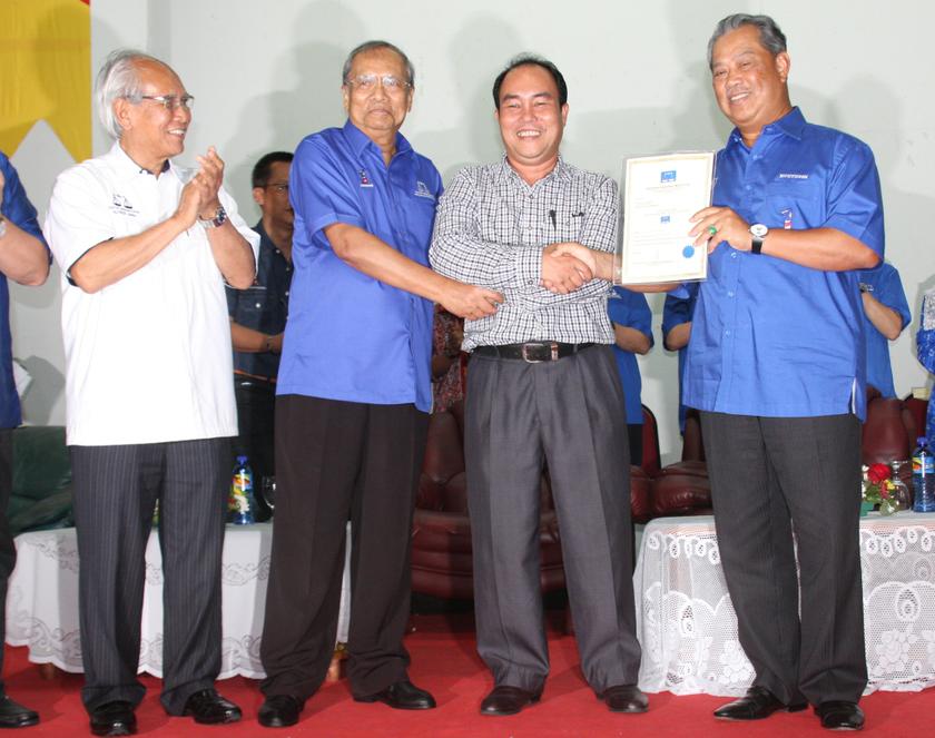 Yossibnosh (second from right), Chief Minister Tan Sri Adenan Satem (second from left) and Muhyiddin.