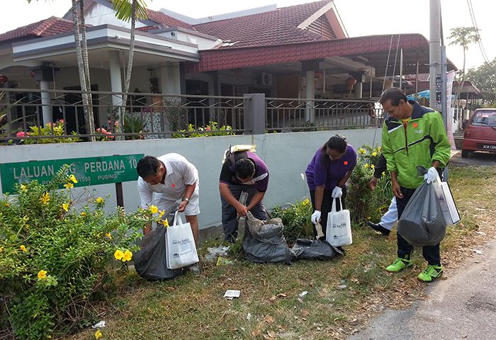 Residents and Health Department officials participating in the gotong-royong. u00e2u20acu2022 Picture by The Malay Mail