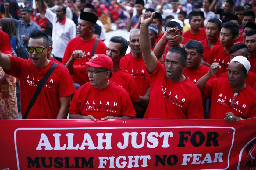 Muslim demonstrators chant slogans outside Malaysiau00e2u20acu2122s Federal Court building in Putrajaya, outside Kuala Lumpur March 5, 2014. u00e2u20acu201d Reuters pic