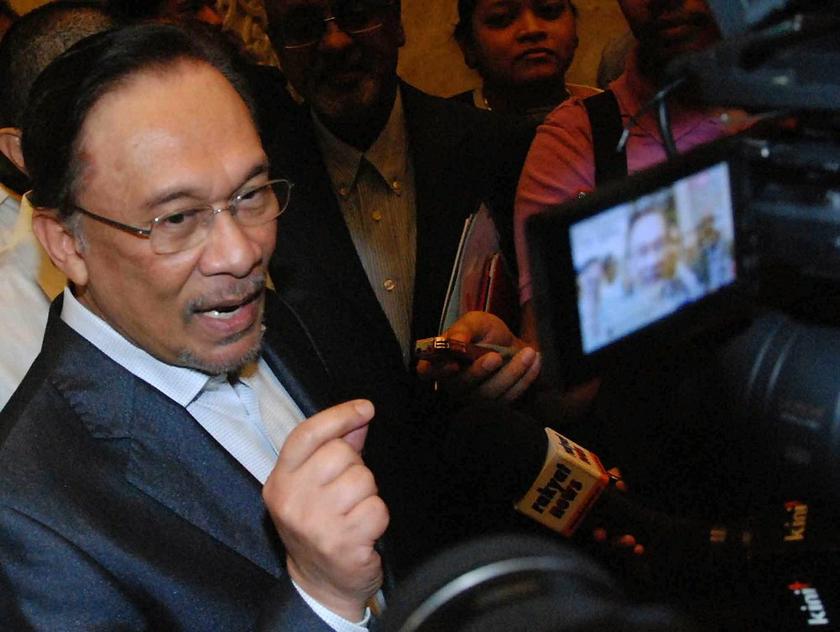 Datuk Seri Anwar Ibrahim speaks to reporters after the trial at the Court of Appeal in Putrajaya March 6, 2014. u00e2u20acu2022 Picture by Mohd Yusof Mat Isa