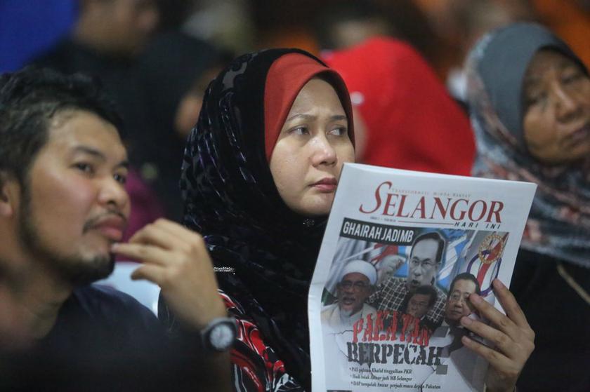 People reading the u00e2u20acu02dcSelangor Hari Iniu00e2u20acu2122 newspaper given out at the BN ceramah at Taman Saujana Impian, Kajang March 2, 2014. u00e2u20acu2022 Picture by Choo Choy May