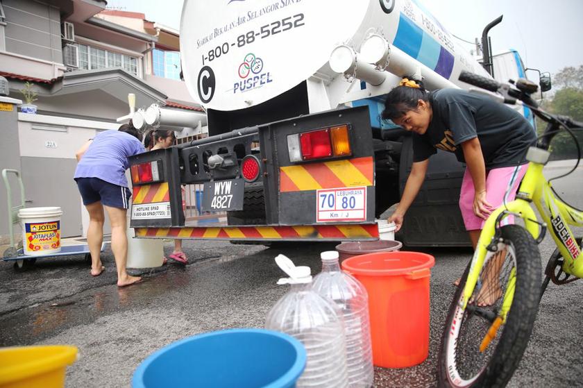 Residents queueing to get water from Syabas truck at Taman Tan Ming. u00e2u20acu201d Picture by Choo Choy May