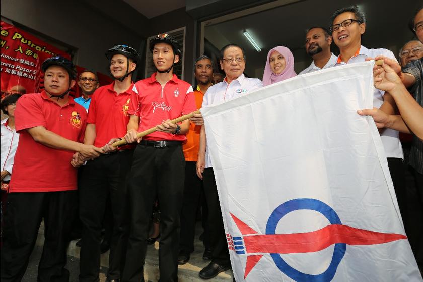 Lim Kit Siang and Nurul Izzah pass the DAP flag to  Ean Yong Hian Wah and Wong Kim Ming and Eddie Wong. u00e2u20acu201d Picture by Saw Siow Feng