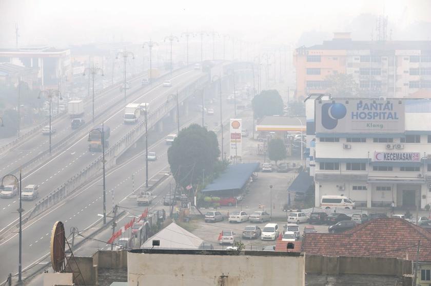 Haze is seen along Persiaran Raja Muda Musa, Klang, March 3, 2014. u00e2u20acu2022 Picture by Choo Choy May