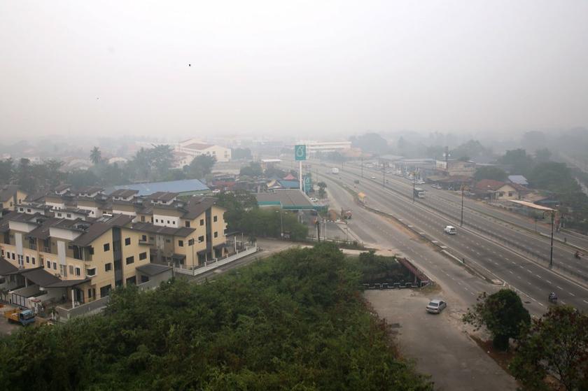 Haze is seen along Persiaran Raja Muda Musa heading to Port Klang, Klang, March 3, 2014. u00e2u20acu2022 Picture by Choo Choy May