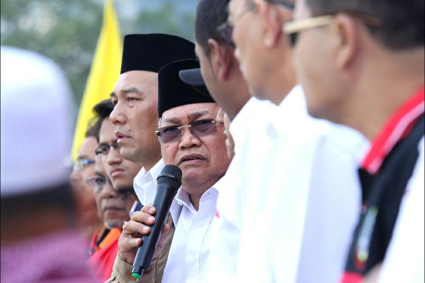Perkasa president Datuk Ibrahim Ali speaks outside the Federal Court building in Putrajaya March 5, 2014 ahead of a decision on an appeal by the Catholic Church on the u00e2u20acu02dcAllahu00e2u20acu2122 issue. u00e2u20acu201d Picture by Saw Siow Feng