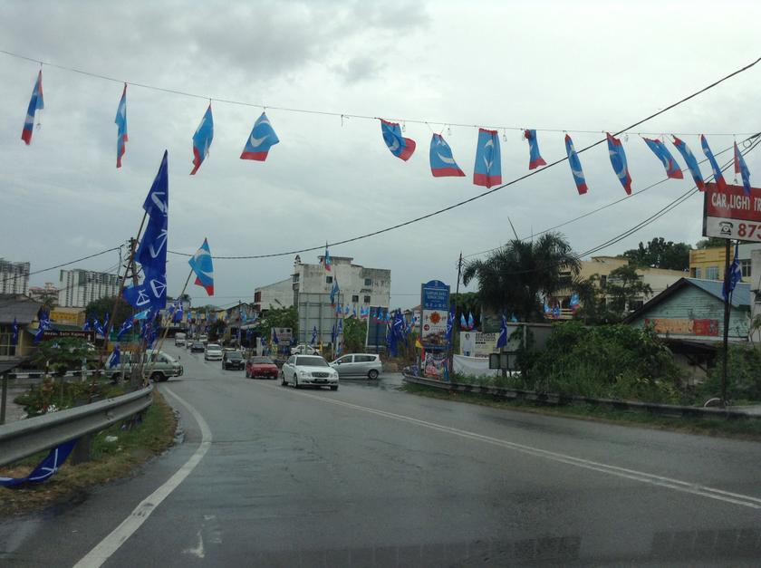 Kajang by-election: Banners and campaign posters from various parties around Sg Chua in Kajang, on March 16, 2014. u00e2u20acu201d Picture by Yap Tzu Ging