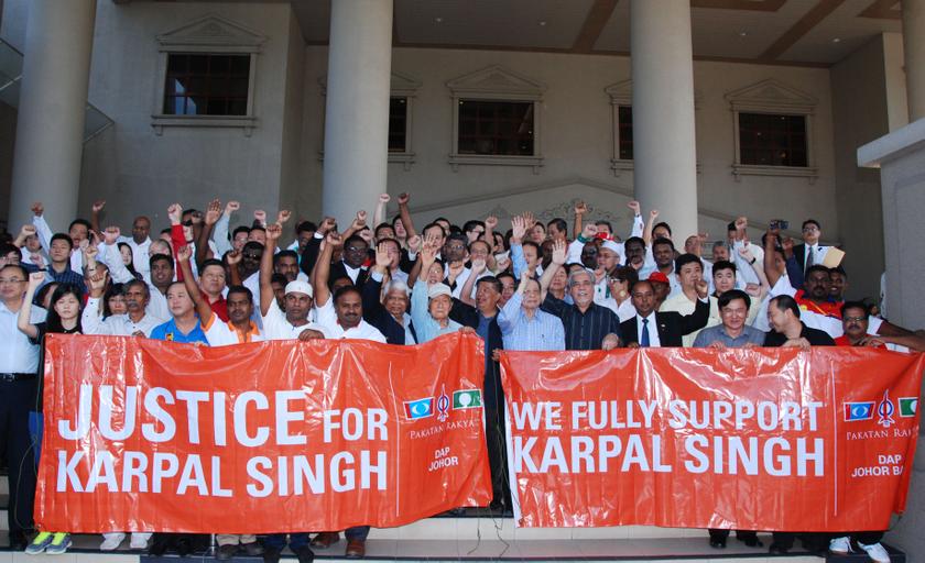 The veteran DAP MP’s supporters gather outside the Kuala Lumpur Court Complex today. — Picture by Mohd Yusof Mat Isa