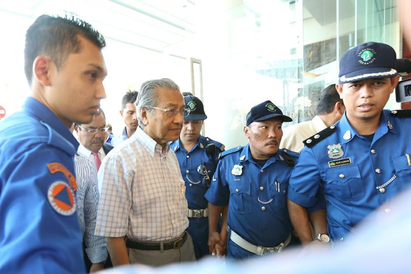 Tun Dr Mahathir Mohamad arriving at Everly Hotel to visit families of the passengers on Malaysia Airlines flight MH370 on March 10, 2014. u00e2u20acu201d Picture by Saw Siow Feng 