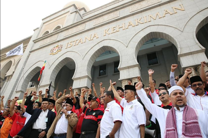 Muslims gather at the Federal Court in Putrajaya March 5, 2014 ahead of a decision on an appeal by the Catholic Church on the u00e2u20acu02dcAllahu00e2u20acu2122 issue. u00e2u20acu201d Picture by Saw Siow Feng