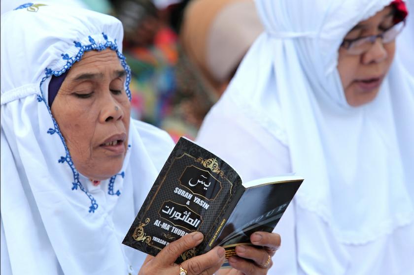 Muslims gather at the Federal Court in Putrajaya March 5, 2014 ahead of a decision on an appeal by the Catholic Church on the u00e2u20acu02dcAllahu00e2u20acu2122 issue. u00e2u20acu201d Picture by Saw Siow Feng