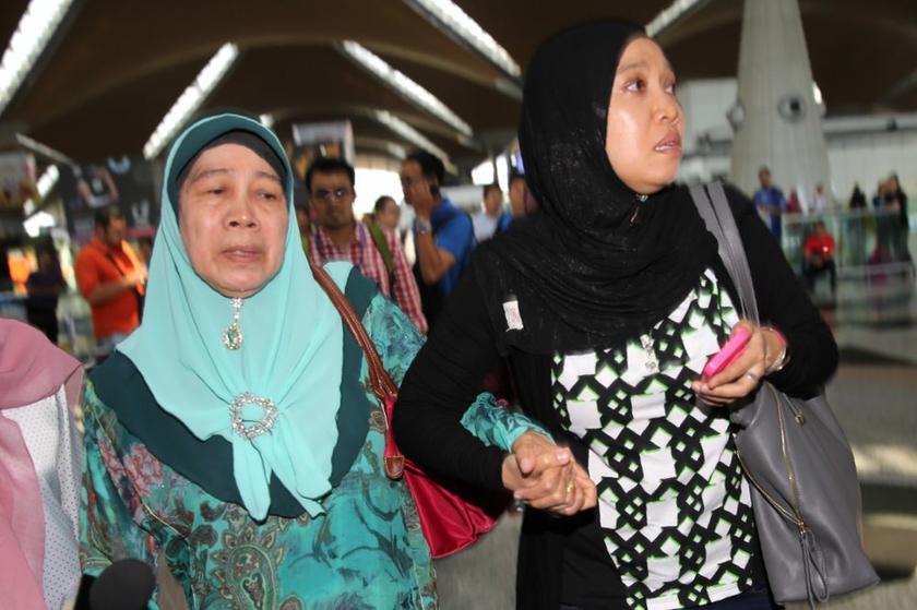 Family members walking into the holding area at Level 5 in KLIA, March 8, 2014. u00e2u20acu201d Picture by Choo Choy May