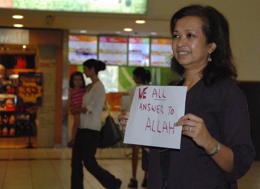 Datin Paduka Marina Mahathir holds a placard during the ‘Flashmob for Peace’ gathering in Kuala Lumpur today.