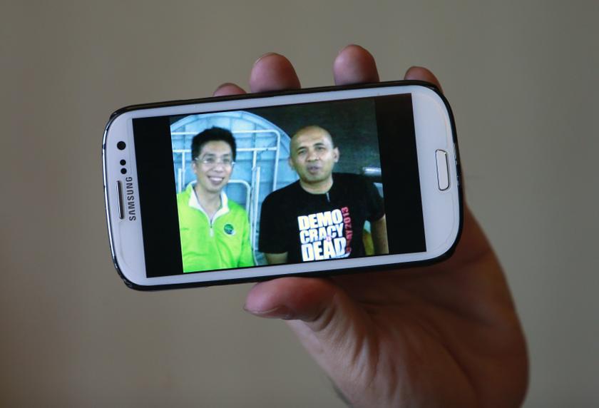 Peter Chong holds up his smartphone to show a photo of himself with missing Malaysia Airlines Flight MH370 captain Zaharie Ahmad Shah at a hotel in Sepang March 18, 2014. u00e2u20acu201d Reuters pic