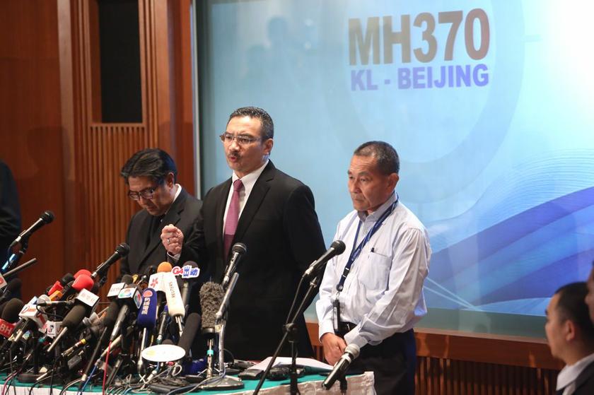 DCA chief Datuk Azharuddin Abdul Rahman, Datuk Seri Hishammuddin Hussein and MAS CEO Ahmad Jauhari Yahya at a press conference on MH370 today at KLIA in Sepang, on March 13, 2014. u00e2u20acu201d Picture by Choo Choy May