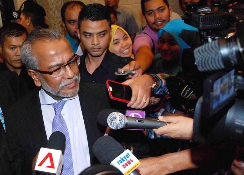 Tan Sri Muhammad Shafee Abdullah surrounded by reporters after the trial at the Court of Appeal in Putrajaya March 6, 2014. u00e2u20acu201d Picture by Mohd Yusof Mat Isa